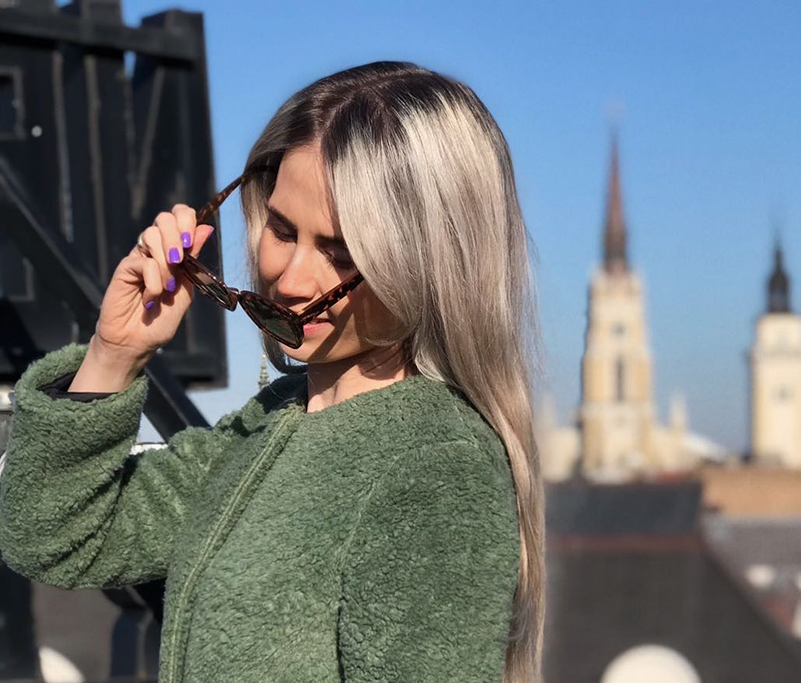 Улыбка неловкости
